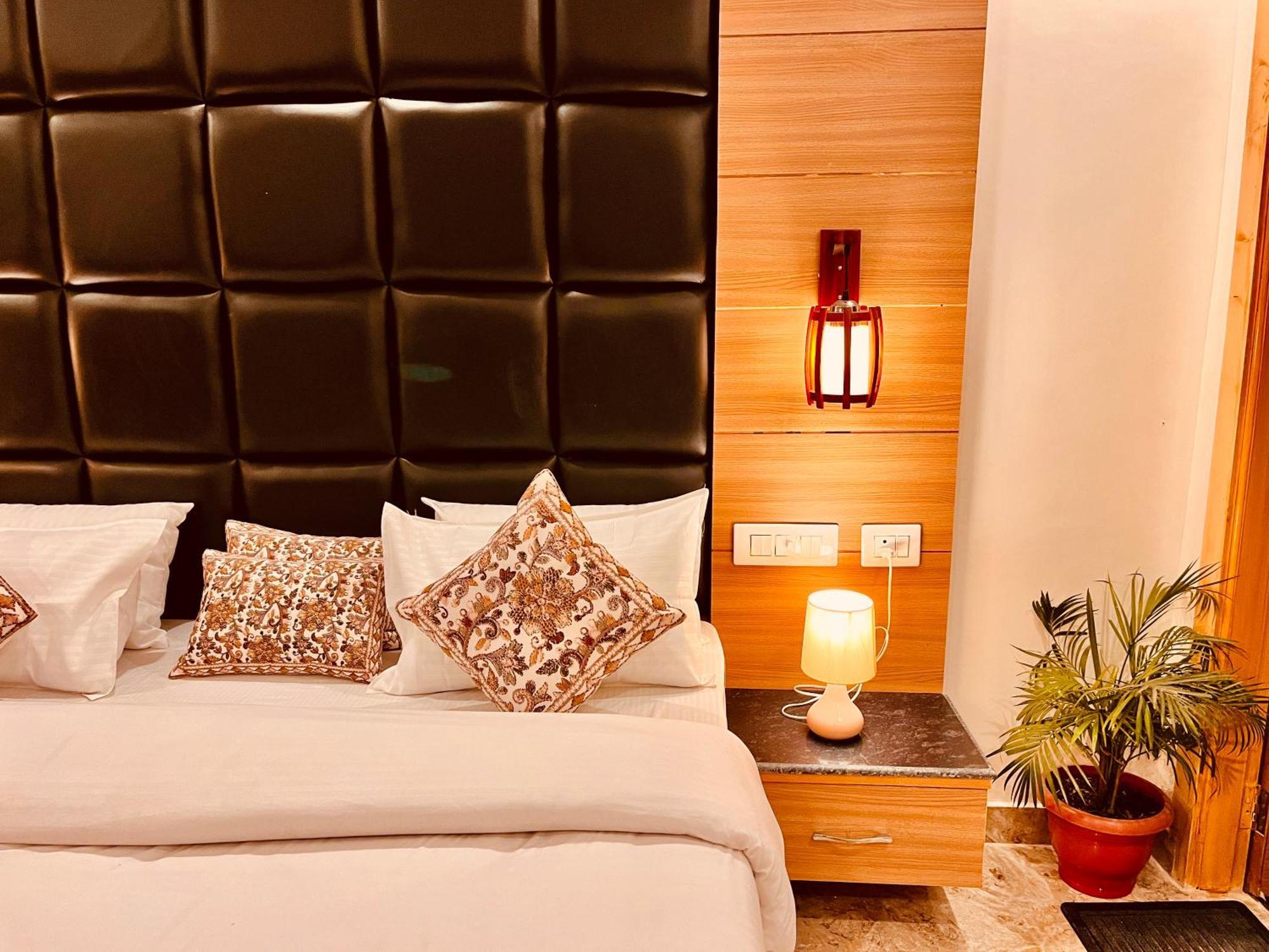 Hotel Classic Crown - #Scenic Mountain View #Open Terrace #Parking #Premium Rooms With Balcony #Guest Preferred #Best Selling Hotel In מוסורי מראה חיצוני תמונה