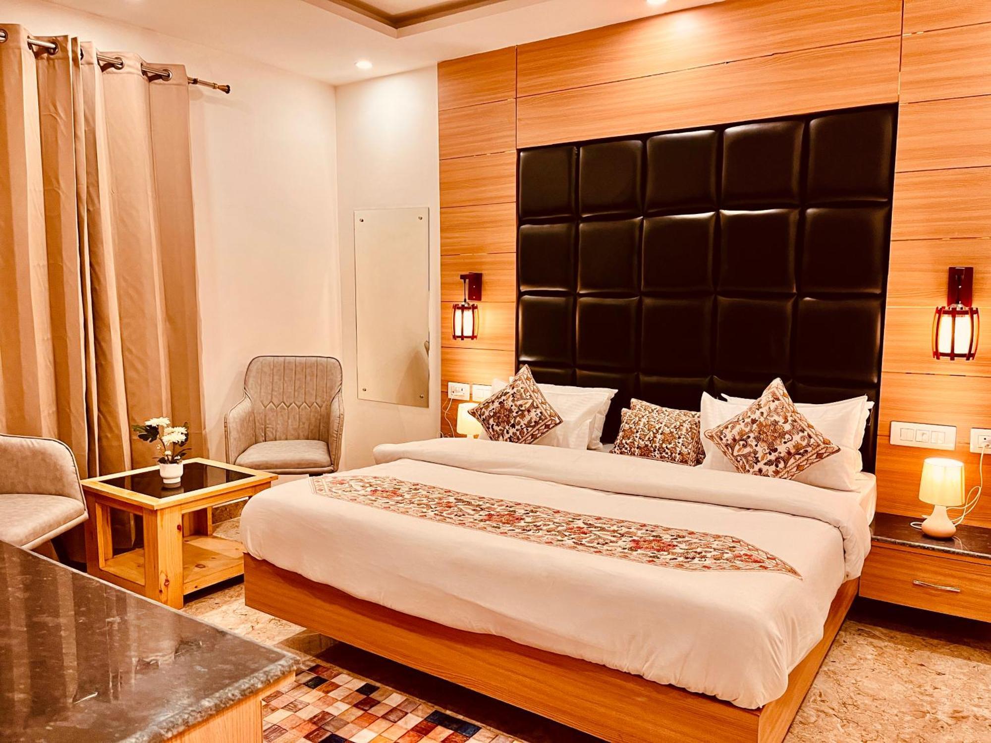 Hotel Classic Crown - #Scenic Mountain View #Open Terrace #Parking #Premium Rooms With Balcony #Guest Preferred #Best Selling Hotel In מוסורי מראה חיצוני תמונה