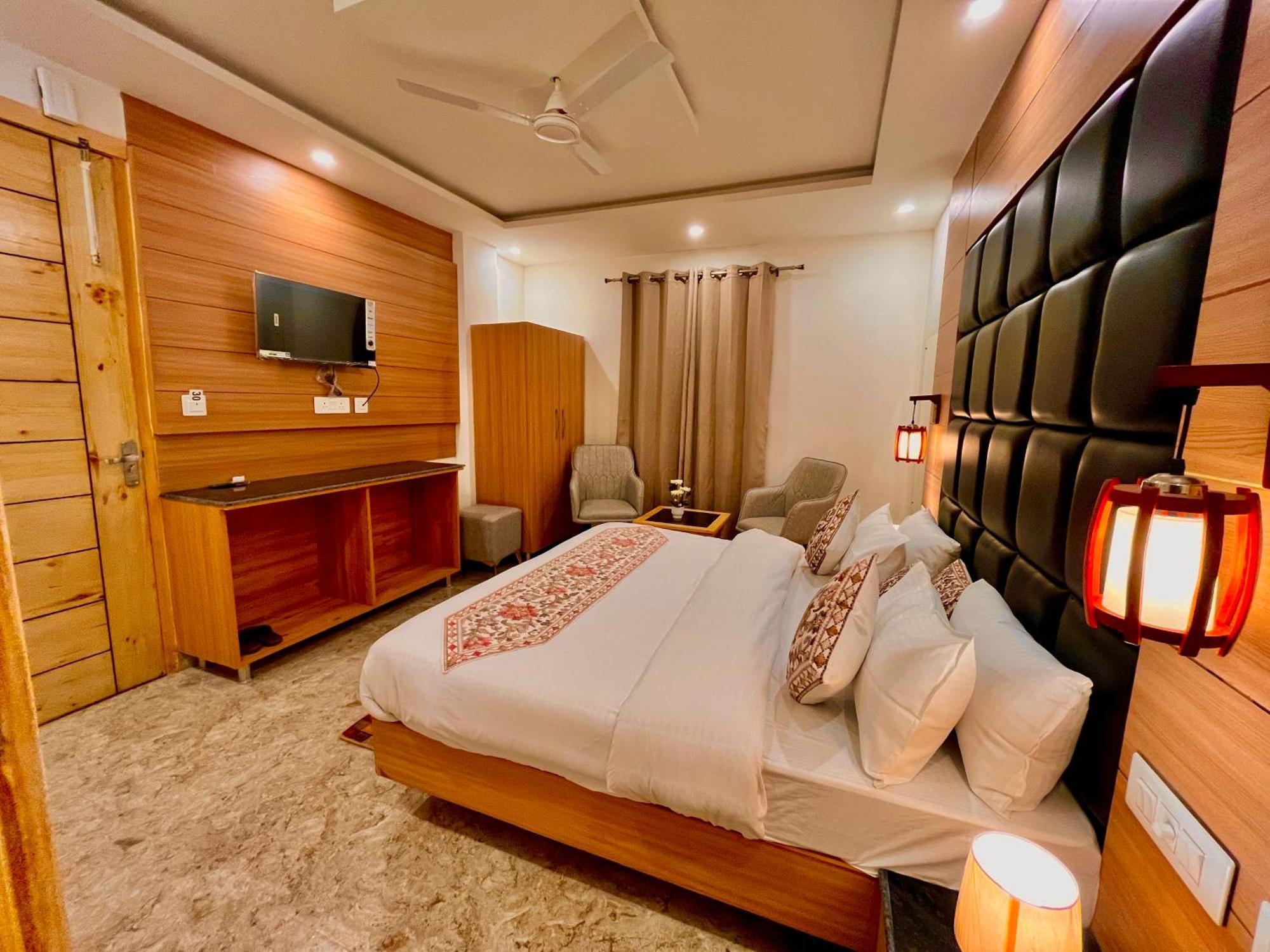 Hotel Classic Crown - #Scenic Mountain View #Open Terrace #Parking #Premium Rooms With Balcony #Guest Preferred #Best Selling Hotel In מוסורי מראה חיצוני תמונה