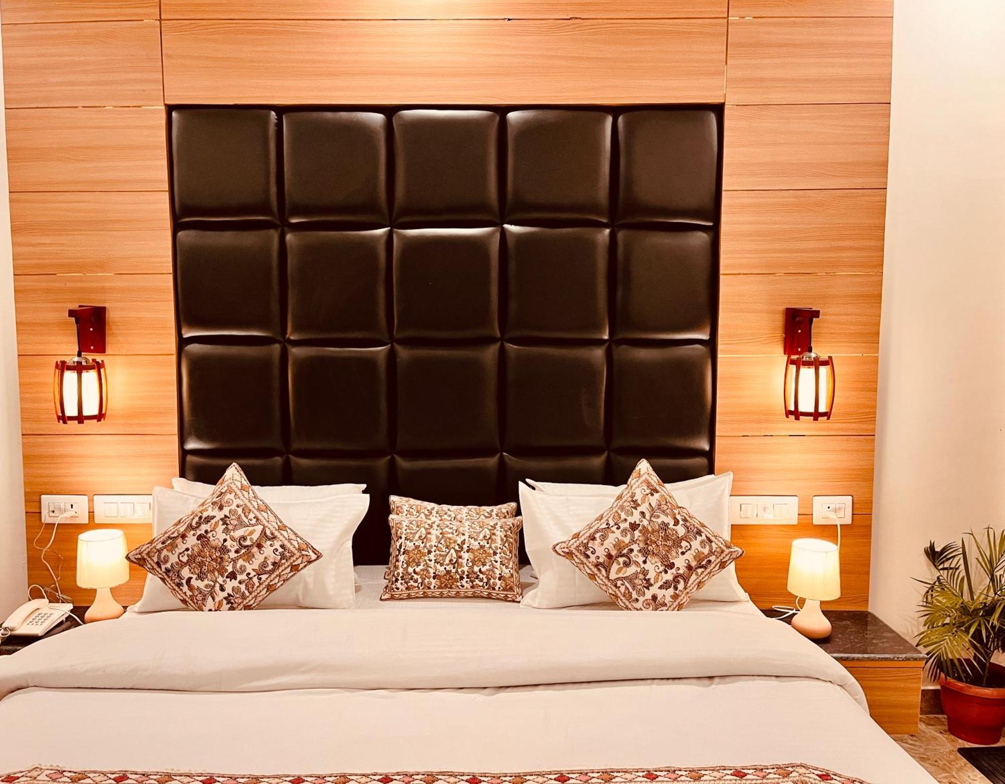 Hotel Classic Crown - #Scenic Mountain View #Open Terrace #Parking #Premium Rooms With Balcony #Guest Preferred #Best Selling Hotel In מוסורי מראה חיצוני תמונה